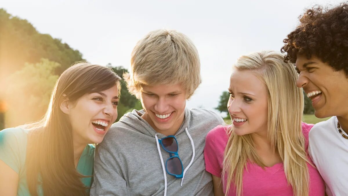 Общение с друзьями подростки. Живое общение подростков. Общение молодежи друг с другом. Подросток с другом.