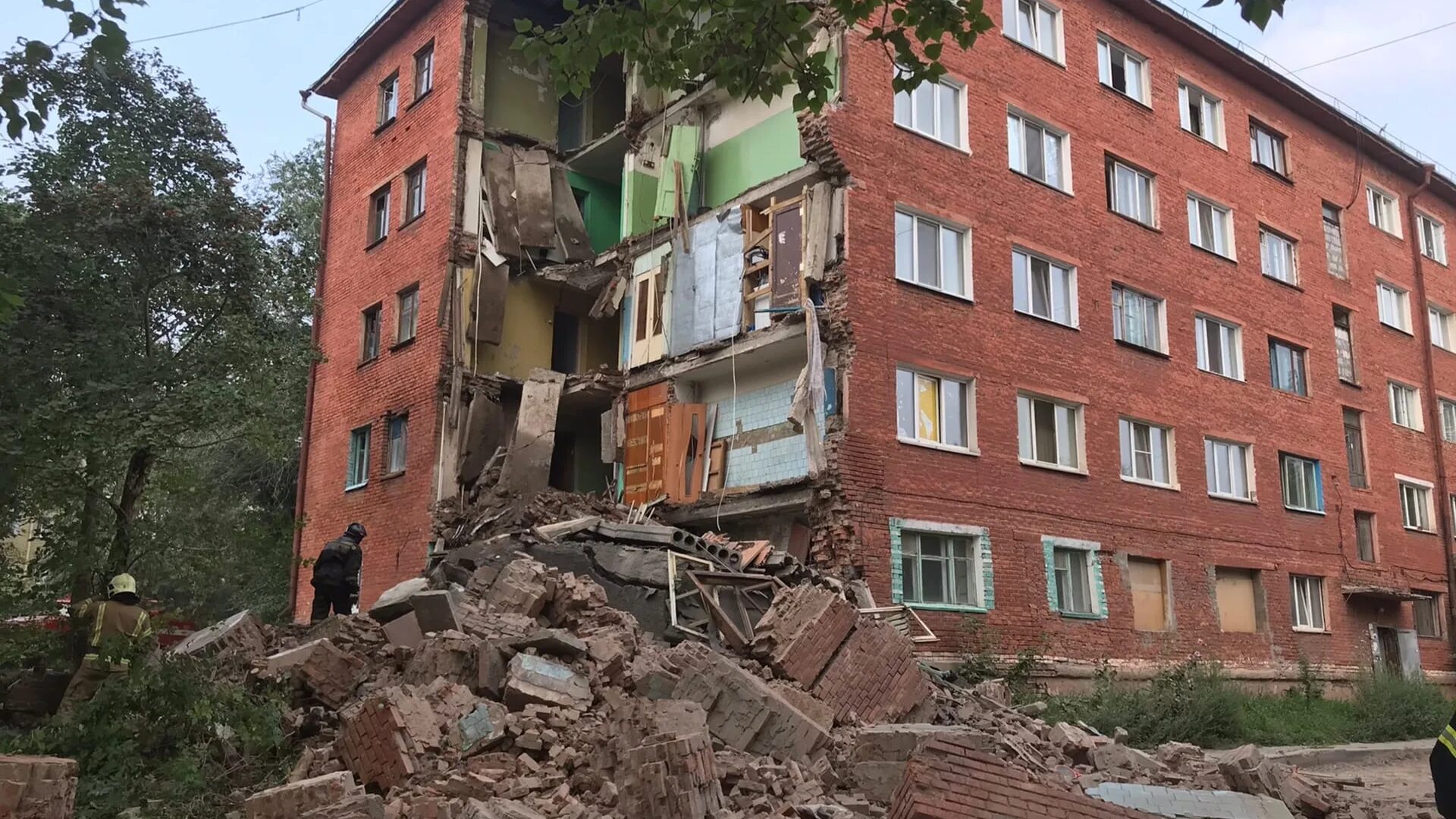 В Омске обрушился дом август 2022. Пятиэтажки. В Омске обвалилась стена. Падающий дом.