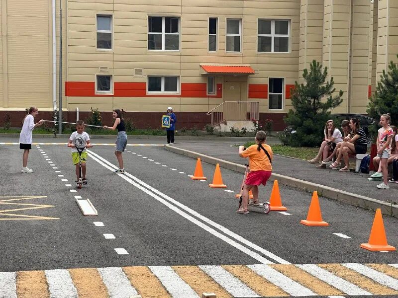 вот обычный переход. школьники на пешеходном переходе. безопасность на дороге. школа пешеходов 1. школа пешеходов 1.