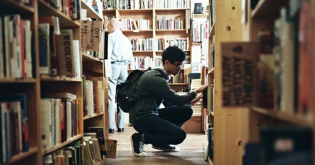 Мужчина в библиотеке. Чтение Эстетика. Мужчина с книгой. Юноша в библиотеке.