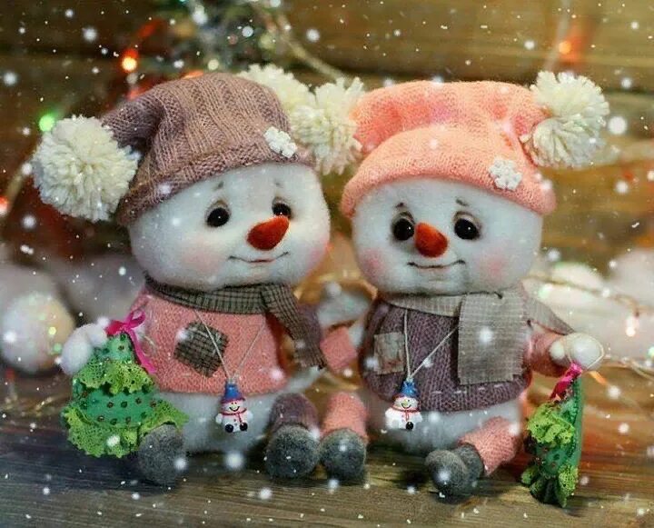 Привет новый год. Позитивного зимнего настроения. Доброе утро елочные игрушки. Доброе утро Снеговик. Отличного настроения Снеговик.