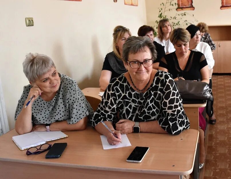 Школой руководит