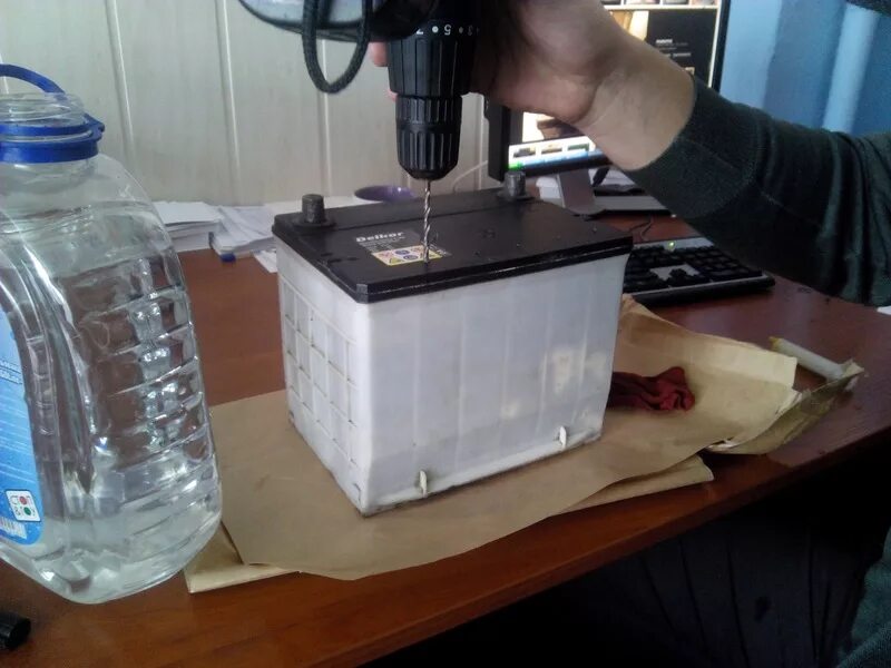 Доливка дистиллированной воды в акб. Сухозаряженный аккумулятор для автомобиля. Долить дистиллированную воду в аккумулятор. Доливка электролита в аккумулятор center 59095. Как долить жидкость в аккумулятор.