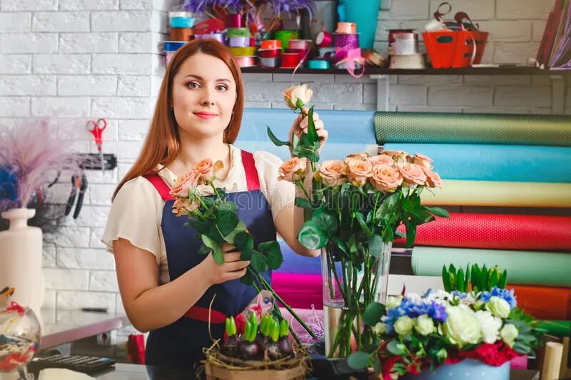 Продавец цветов в магазине. Продавец цветы. девушка флорист. девушка в цветочном магазине. продавец в цветочном магазине.