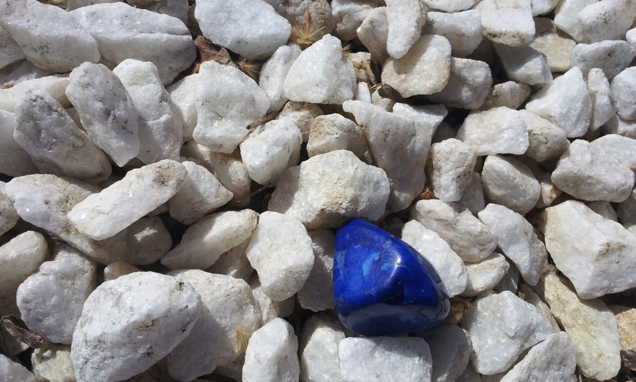 Лазурит камень. Лазурит прозрачный камень. Лазурит голубой камень. Синий прозрачный камень.