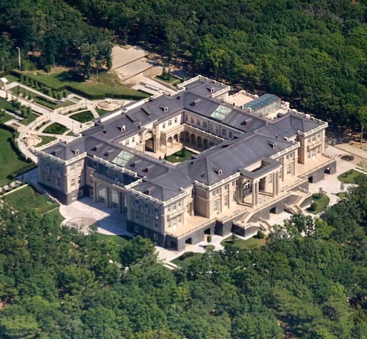 Резиденция путина в геленджике. Константиновский парк в стрельне. Алупка). Резиденция на мысе идокопас. План зимнего дворца в санкт-петербурге.