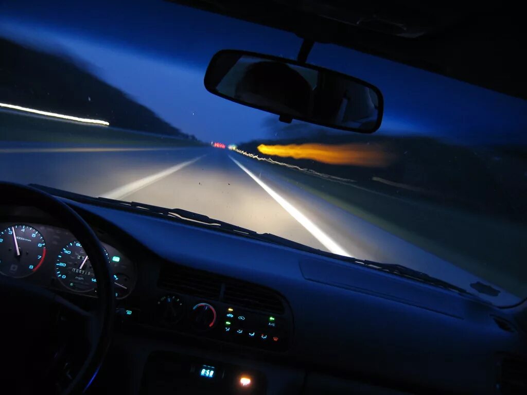 12 часов в дороге. Машина ночью на дороге. Вид из машины ночью. Ночная езда на авто. За рулем машины ночью.