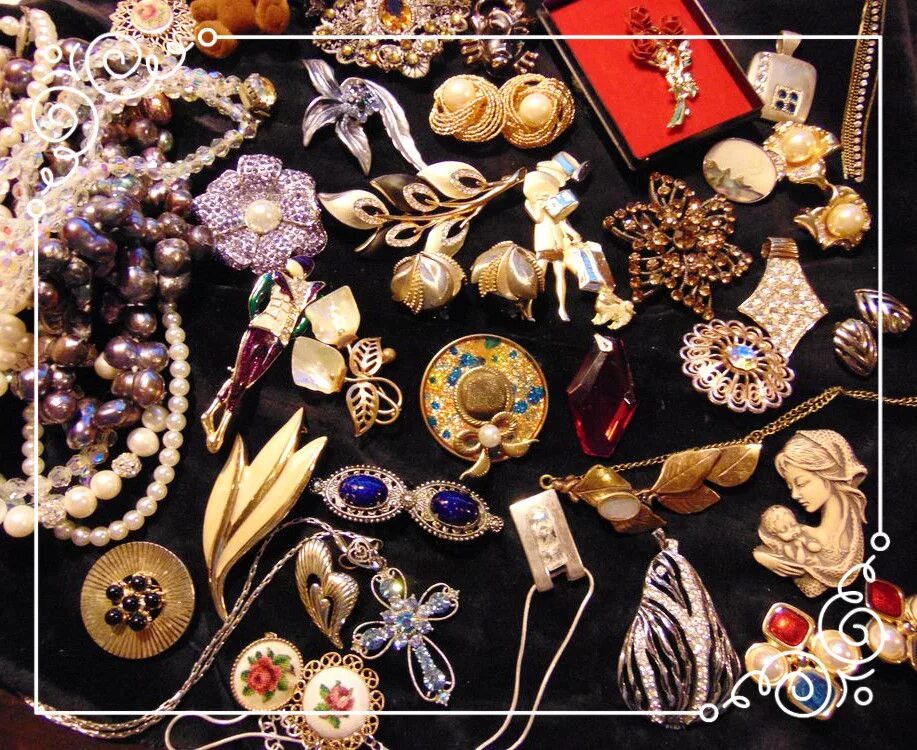 Красивые винтажные украшения. Много винтажа. Много винтажа. Чемоданы старые ретро. Фотоаппараты в старину.