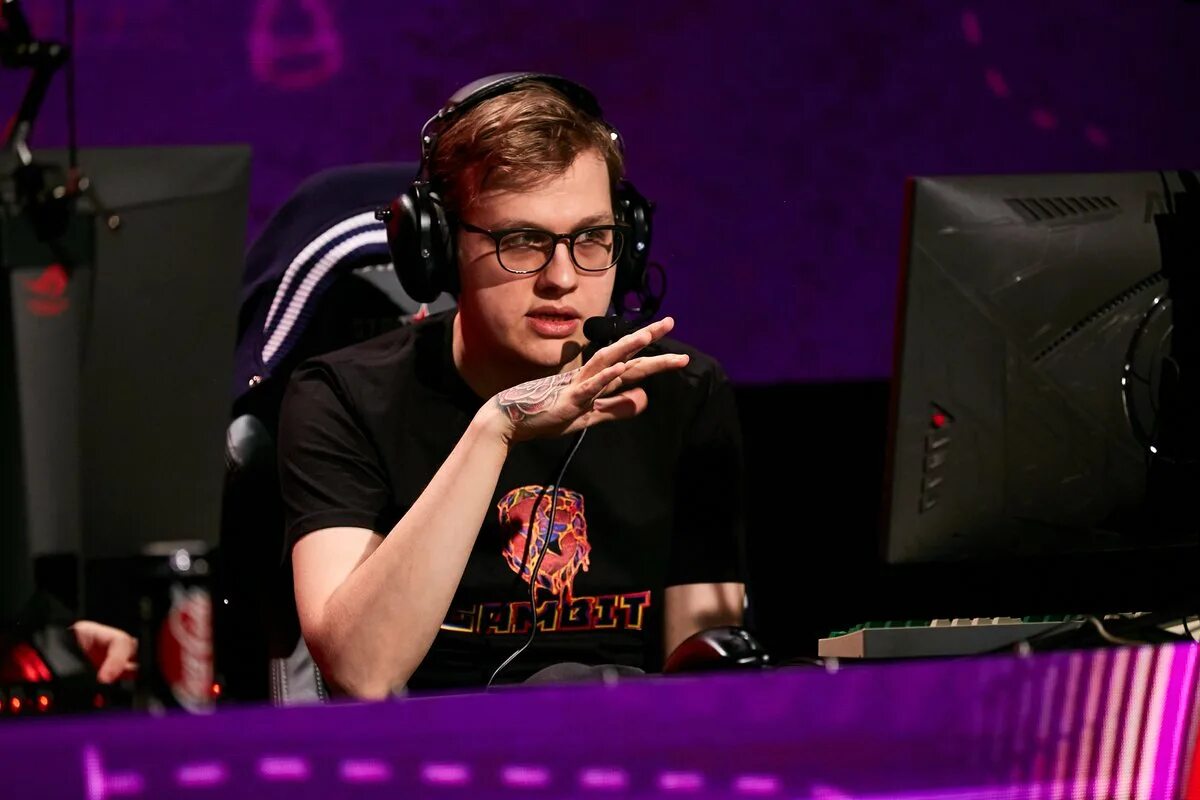 Мид игрок. Kyle дота. Игрок дота 2 resolut1on. Денди b8. Мид игрок.