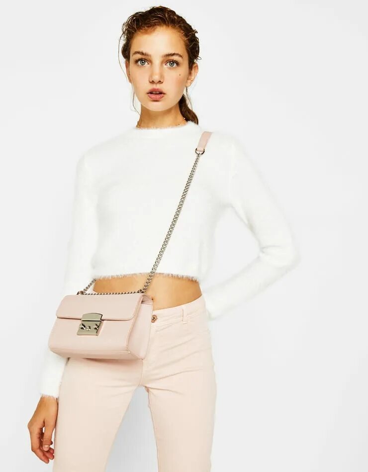 Кросс боди бежевая. Бершка сумка на плечо. сумка bershka через плечо. сумка бежевая бершка 2025. сумка бершка белая.