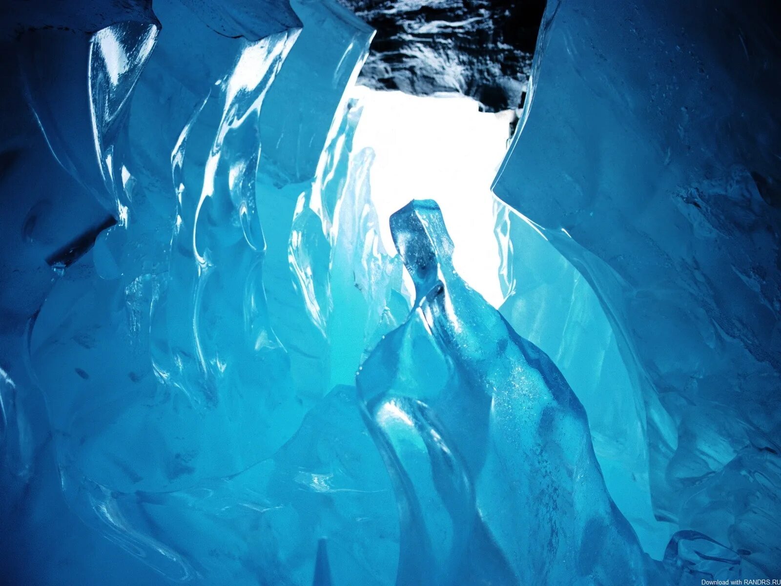 кусок льда. природа арктики. ледяные торосы на байкале. защитить ледяной. защита на лобовое стекло от снега.