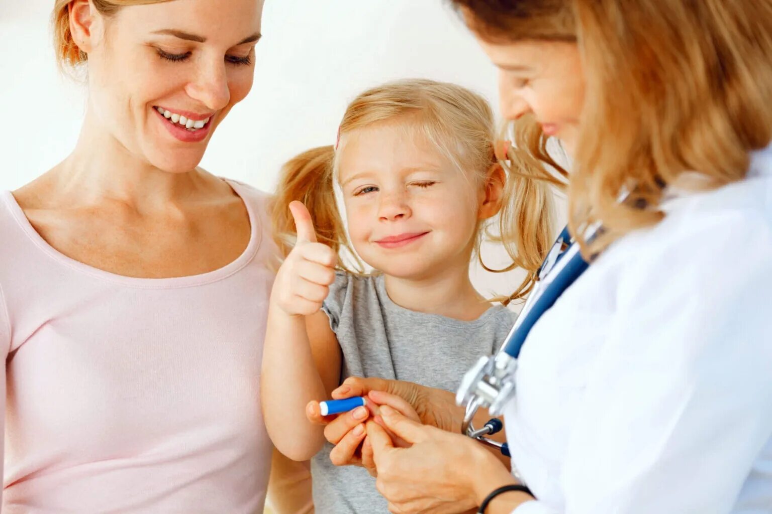 Регрессия ребенка. Клиника Заботкин Щелково. Здоровый ребенок. Прививки детям. Счастливый ребенок у врача.