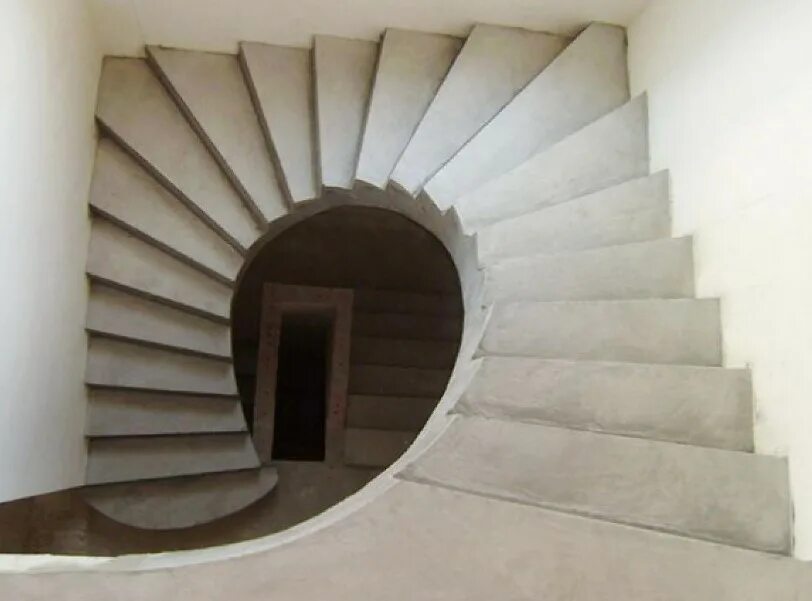 Бетонная лестница второй. Винтовая бетонная лестница. Винтовая монолитная лестница. Винтовая лестница из бетона. Лестницы бетонные монолитные.