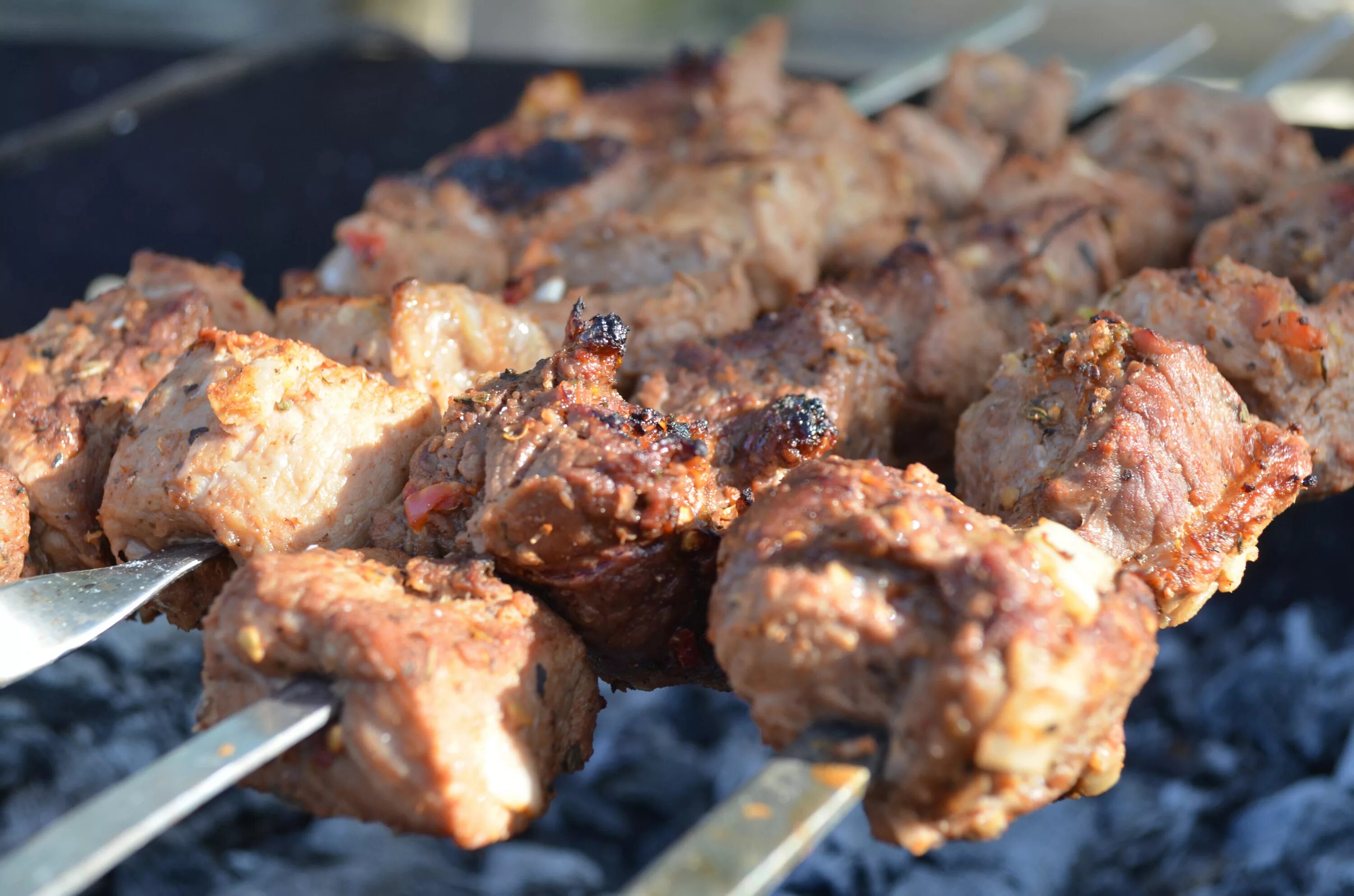 Как быстро и вкусно замариновать шашлык. Метровый шашлык. метр шашлыка. шашлык по хански из печени. шашлык маринад ташкент.