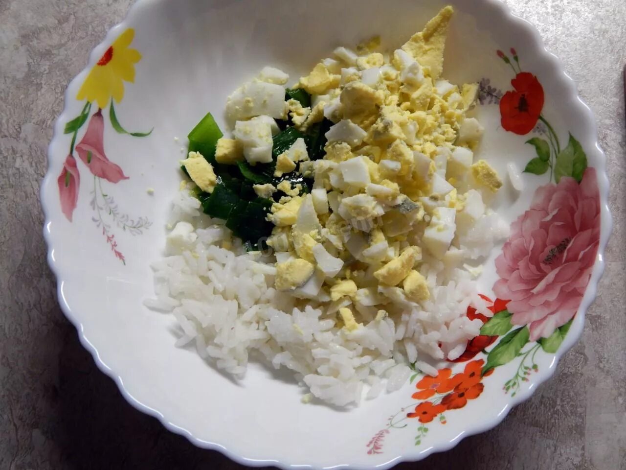 Рецепт риса с яйцом и огурцом. Вареный рис с яйцом. Салат с тунцом консервированным и рисом. Жареный рис с кальмарами и яйцом. Рис с кальмарами.