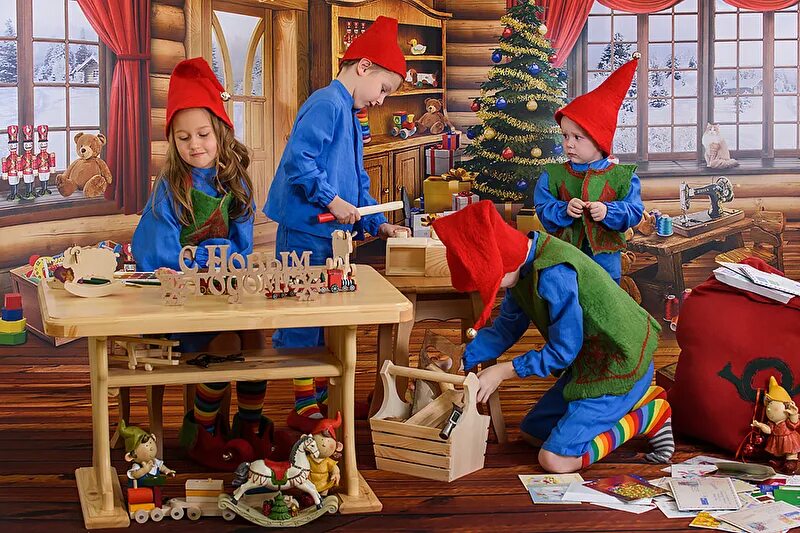 Рождественский эльф и санта клаус. Комната деда мороза. Новогодние сюжеты. Мастерская сказок елочные. Мастерская сказок елочные.