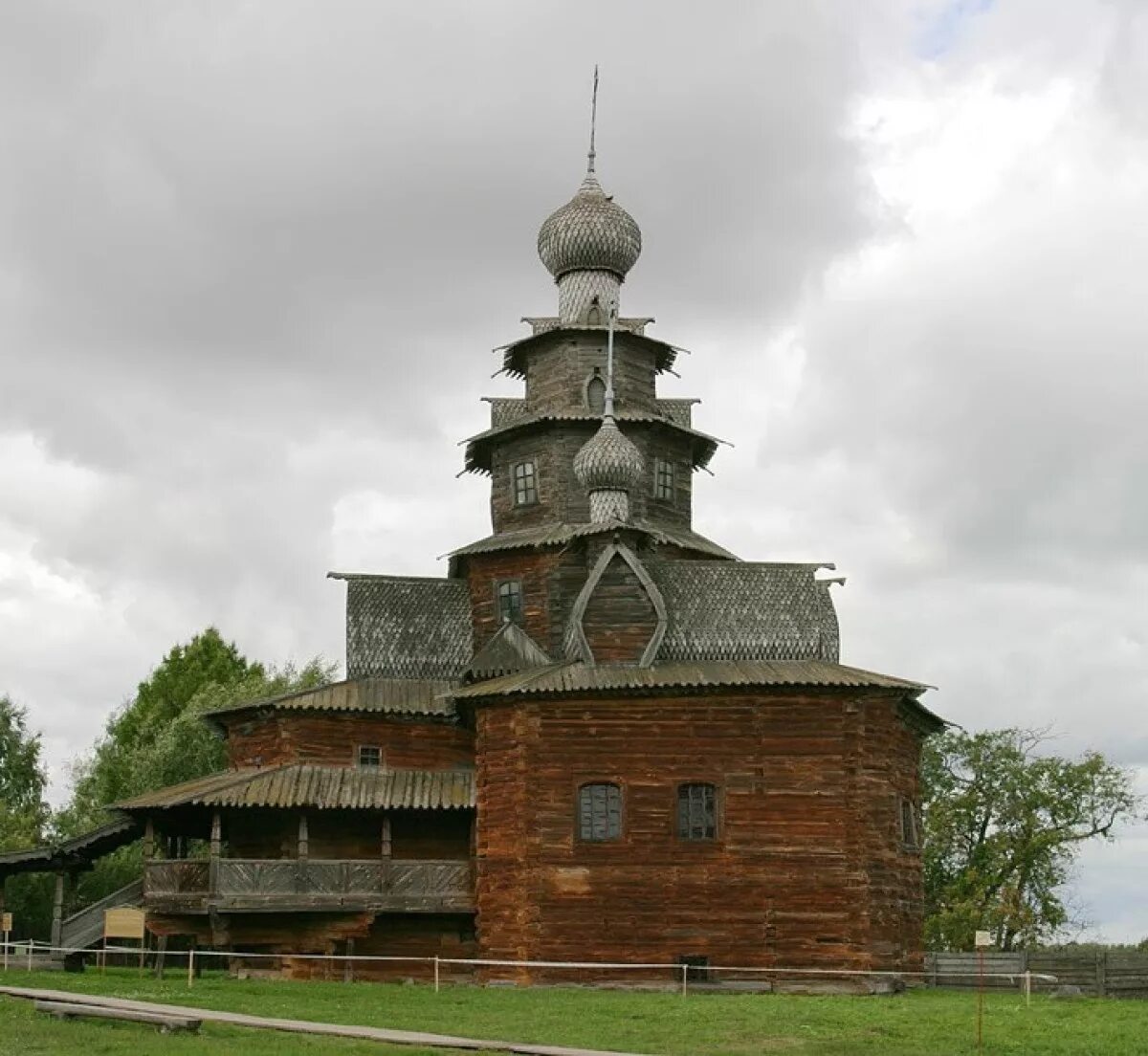 Церковь преображения в селе. Храм преображения господня из козлятьево. суздаль музей деревянного зодчества преображенская церковь. церковь преображения господня суздаль. храм спаса преображения из села козлятьево.