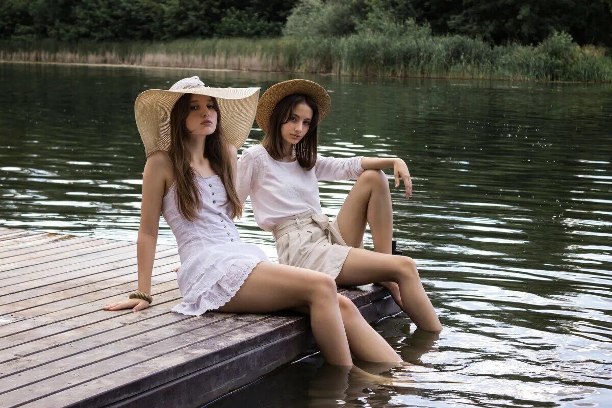 Две девушки. Подруги на пляже. Две девушки на речке. Подруги на речке. Подруги на озере.