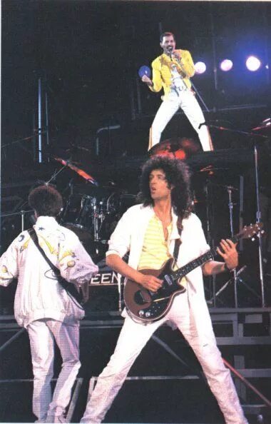 Концерт группы куин 1986. Queen концерт 1986. Фредди меркури концерт на стадионе уэмбли 1986. Концерт queen 1986. Queen группа wembley.