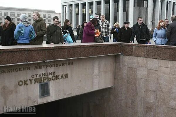 Метро октябрьская происшествие. Таганско краснопресненская линия станция октябрьское поле. Метро октябрьское поле 1998. Станция октябрьская новосибирск. Фотографии метро октябрьское поле.