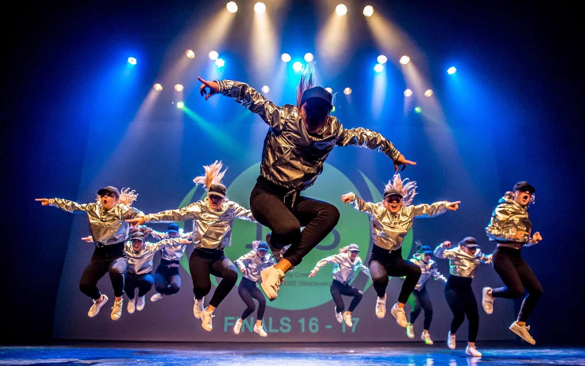 Женщина в танце. Движения для танца. Аэробные танцы. Танцы хип хоп. Алекс зумба фитнес инферно.