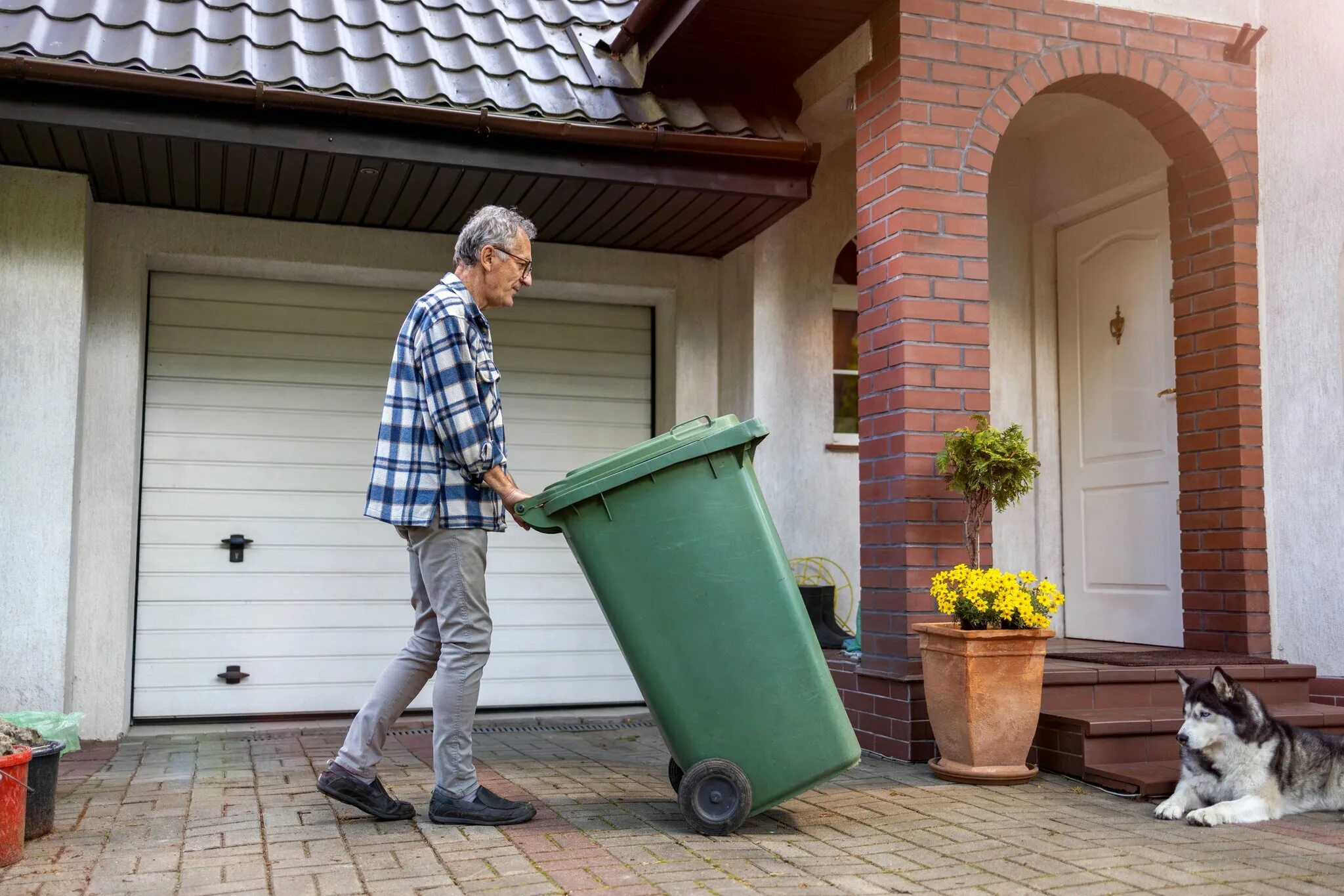 Don t pick up the trash. Garbage can. Garbage can in the House.