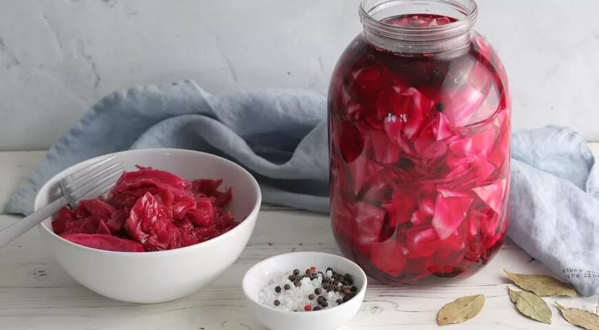 Капуста со свеклой и чесноком на зиму. Капуста пелюстка со свеклой быстрого. капуста маринов со свеклой. капуста по-грузински со свеклой в банке. маринованная капуста пелюстка со свеклой.