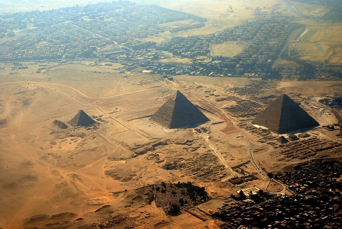В какой стране находятся пирамиды. Плато Гиза Египет. Комплекс пирамид Гизы в Египте. Пирамиды на плато Гиза. Пирамида Хеопса (плато Гиза).
