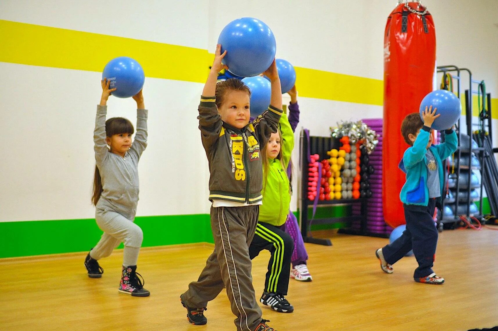 Фото детей спорт. Детский фитнес. Дети в спортзале. Спортивные занятия. Спортивный зал в детском саду.