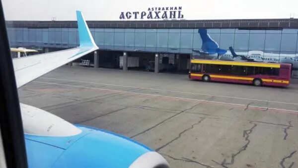 Самолет приземлился в астрахани. Самолет победа. 11. Самолет приземлился в астрахани. Аэропорт астрахань сверху.