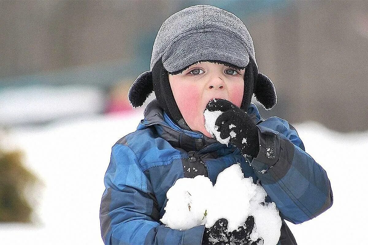 Мальчик ест снег. Ребенок ест снег. Почему нельзя есть снег для детей. Что будет если есть снег зимой. Сосульки для детей.