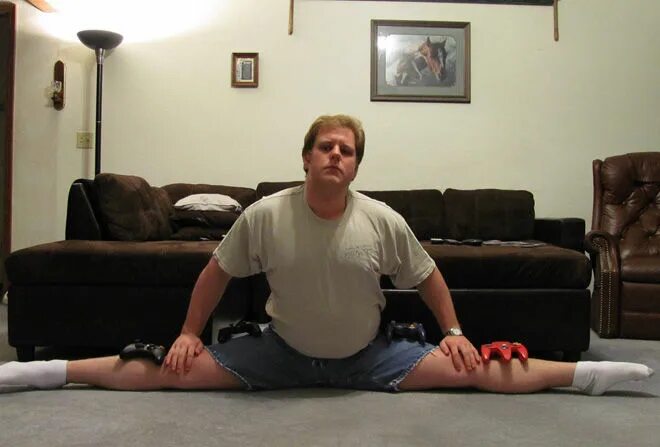 Толстая на шпагате. Парень садится на шпагат. Парень садится на шпагат. Мальчик сел на шпагат. Шпагат мужской.