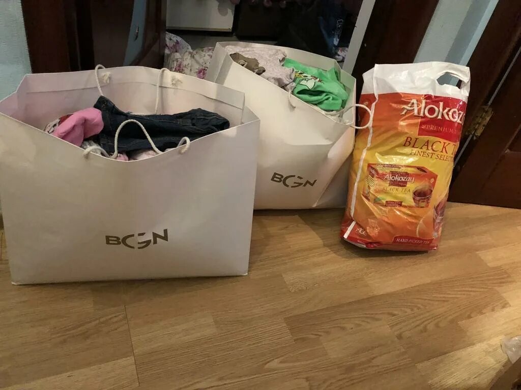 Авито брендовые вещи. Брендовые вещи пакеты. одежда в пакетах много. огромный пакет вещей. пакет с пакетами.