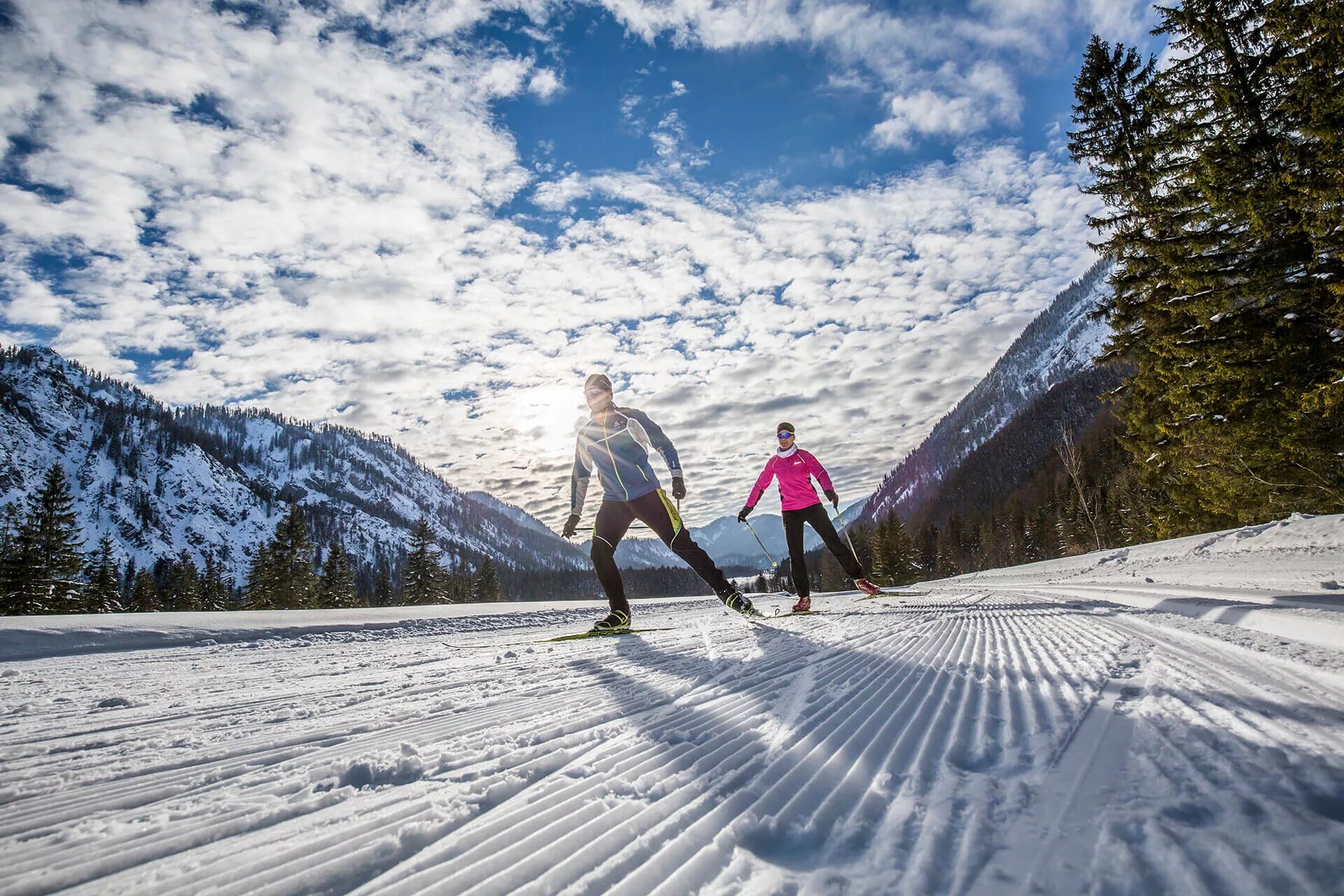 Cross country ski. Cross Country Skiing. Картина горнолыжный курорт. Автобус лыжники.