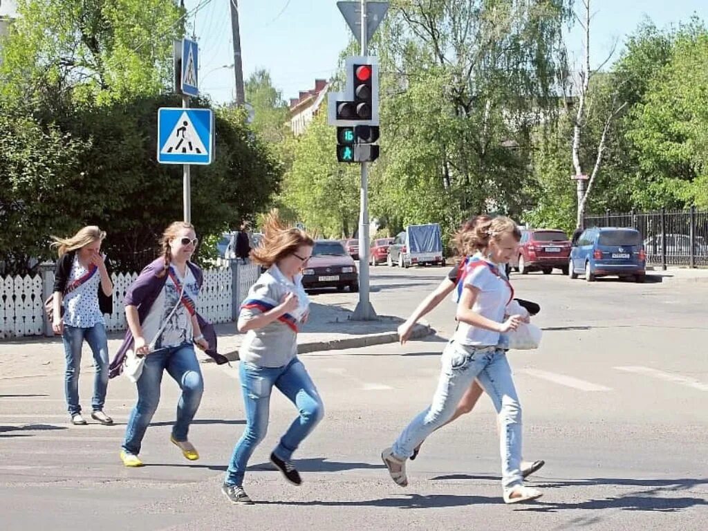 Нарушение правил пешеходом. Пешеход. Пешеход на дороге. Пешеход нарушает ПДД. Дети бегут через дорогу.