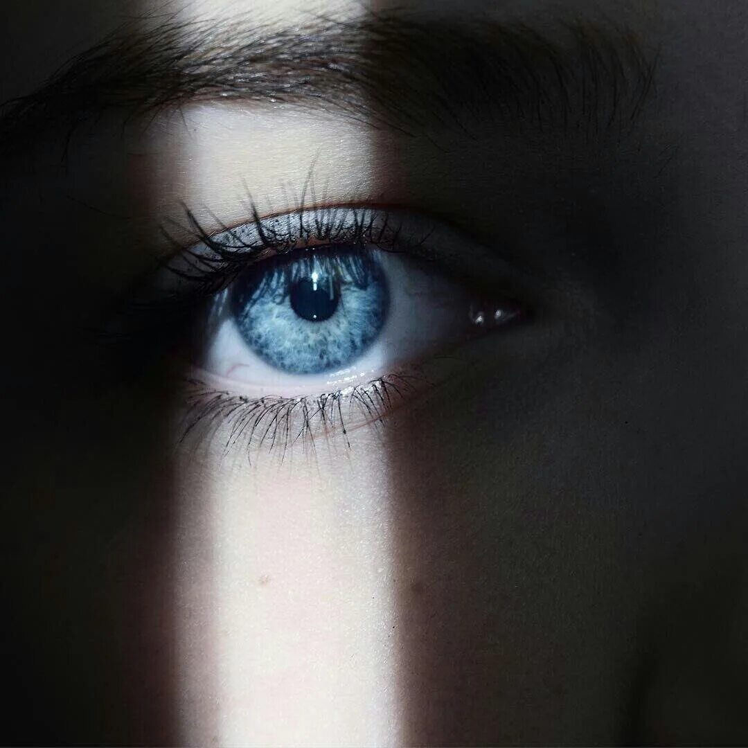 Глаза встретились взглядом. Синие глаза. Голубые глаза. Глаза девушки. Девушка с синими глазами.