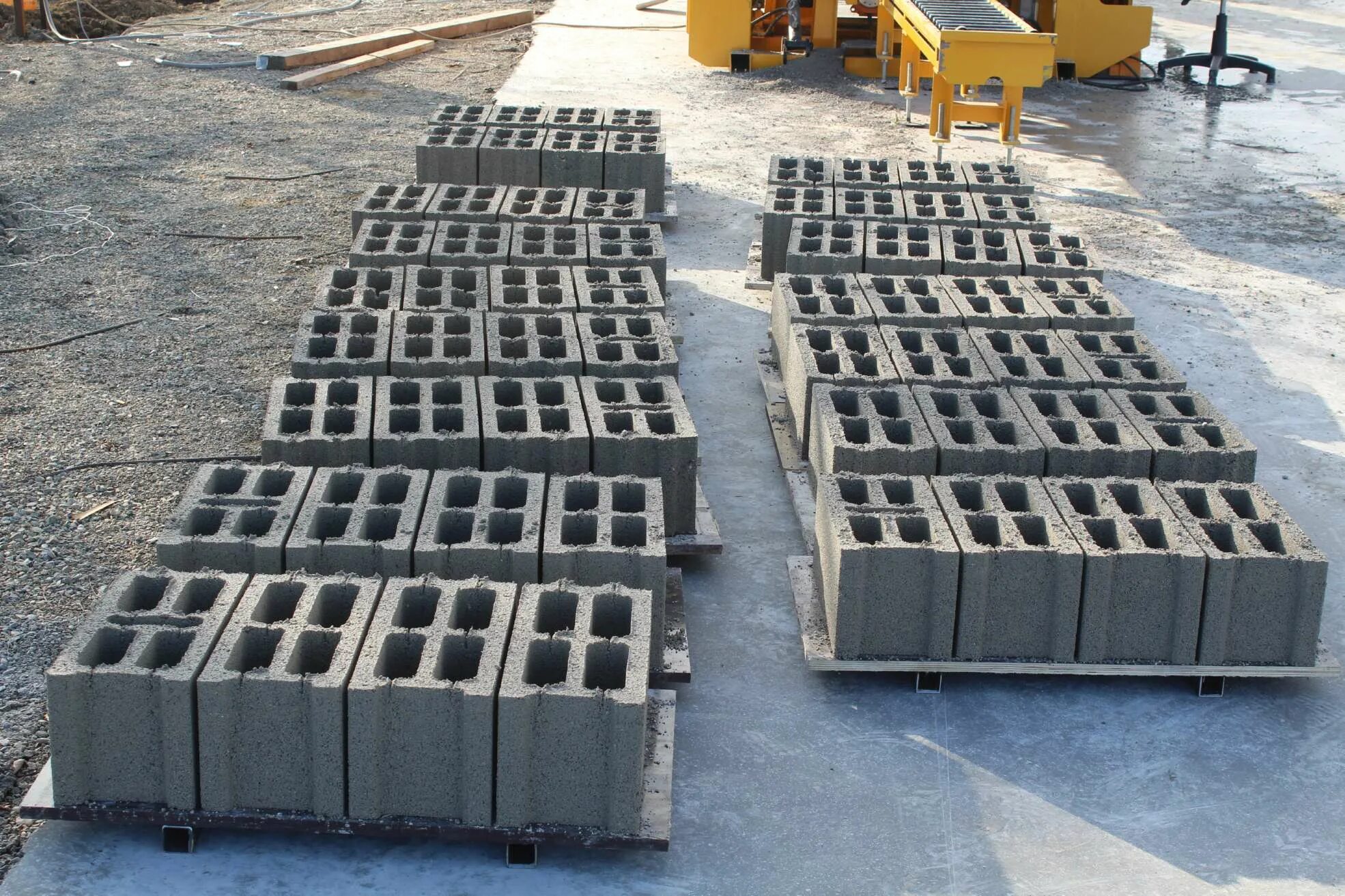 Vess Eco вибропресс. Блоки вибропрессованные бетонные. Станки для шлакоблоков qtj4-40. Станок для производства бетонных блоков.
