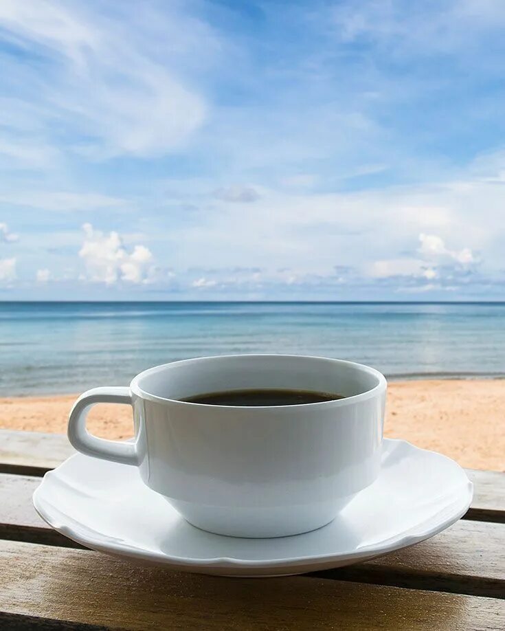 Картинки с добрым утром город. Доброе утро море. Кофе и море. Чашка кофе на море. Чашка кофе на берегу моря.