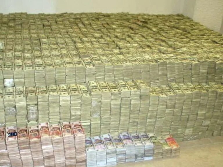 пачка денег. сорок шесть миллиардов четыреста пятьдесят семь миллионов. паллета с деньгами. деньги в банковской упаковке. миллиард две тысячи пять.