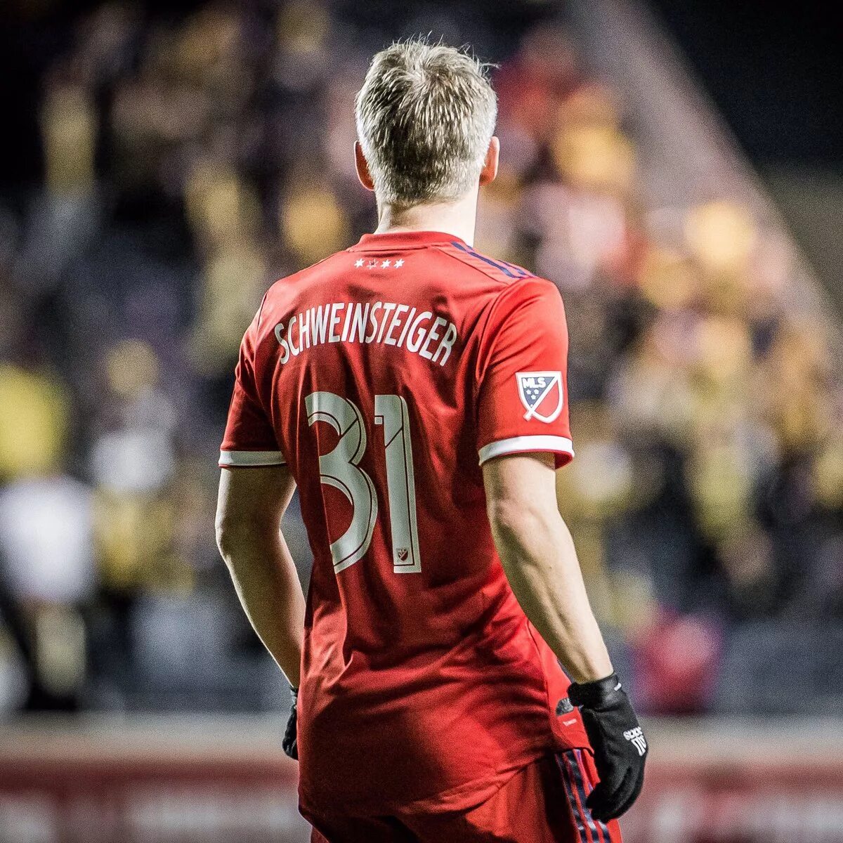 Пиппо индзаги футболист. Футболисты спиной. Футболисты арсенала спиной. Футболисты спиной. Филиппо индзаги футболист.