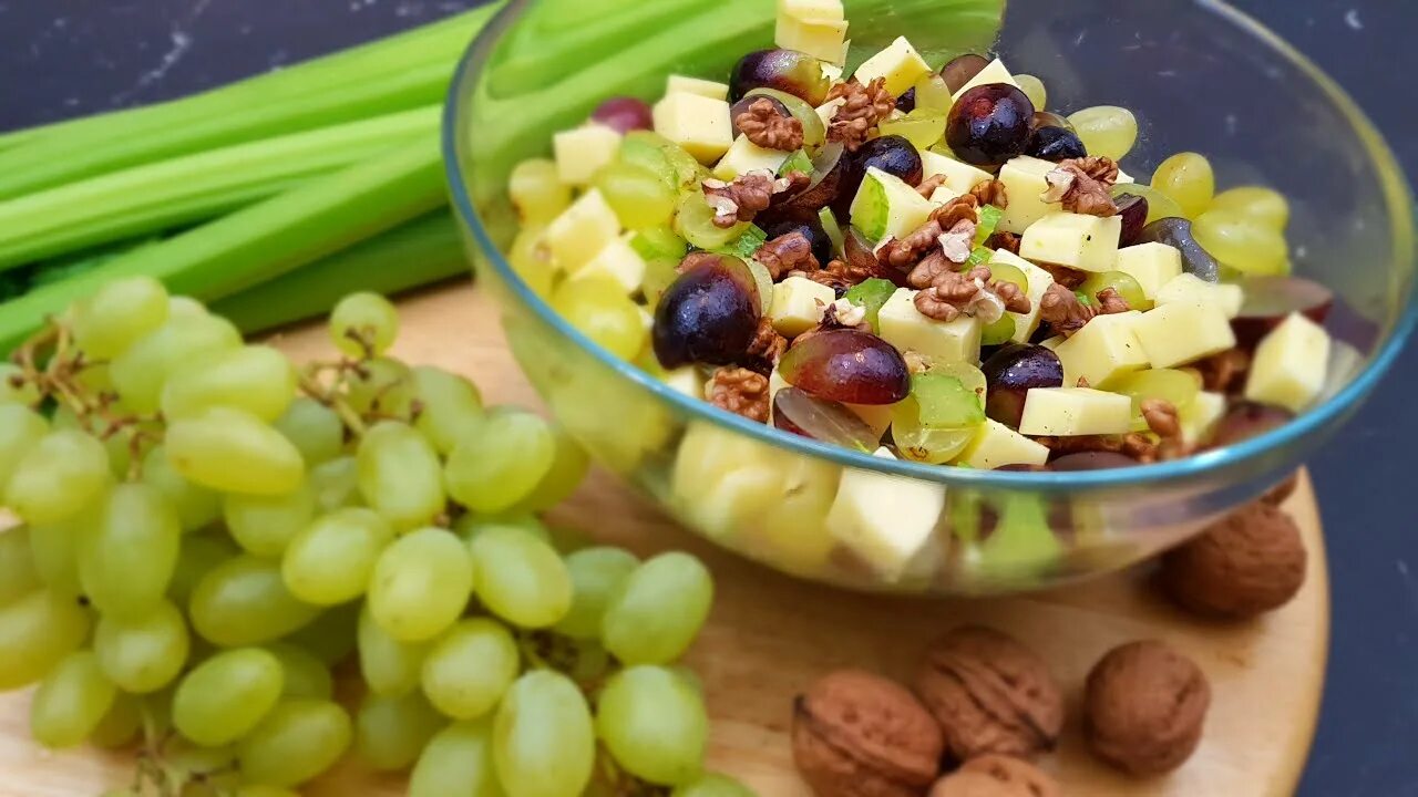 Салат с курицей сельдереем и виноградом. Салат с курицей и сельдереем. Салат с курицей сельдереем и виноградом. Салат из курицы с орехами и виноградом. Салат сельдерей виноград грецкий орех.