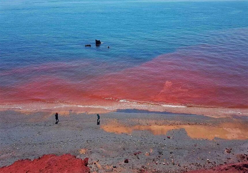 Остров Ормуз Иран. Остров Ормуз красный пляж. Ормуз персидский залив. Иран красное море остров Ормуз.