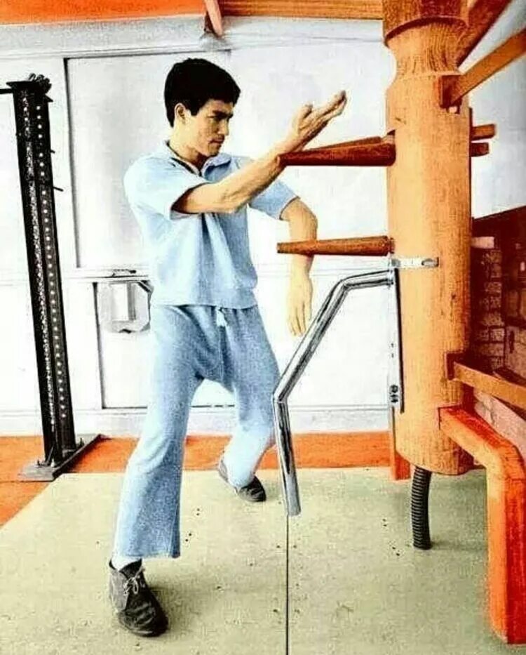 Тренировка ли. Брюс ли тренинг. Широчайшие брюса ли. Брюс ли тренировки. Брюс ли гимнастика.