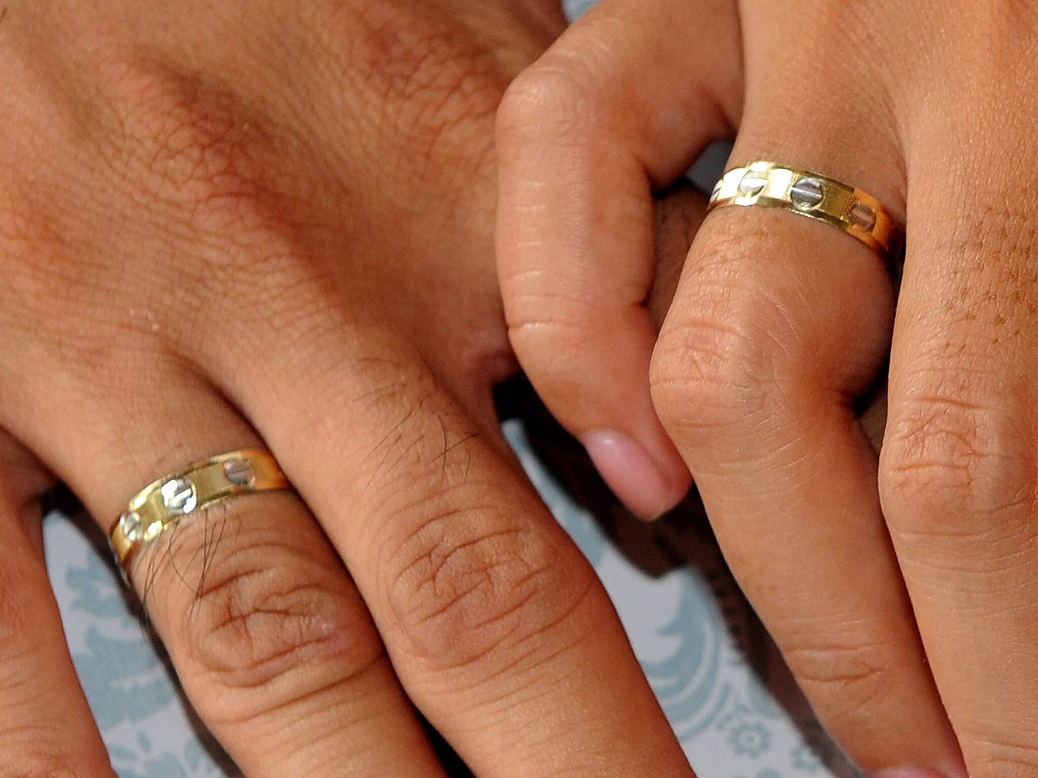 Муж обручальное кольцо. Обычные обручальные кольца на руке. Обручальные кольца муж и жена. Обручальные кольца на руке мужа и жены. Парные обручальные кольца на мужских руках.