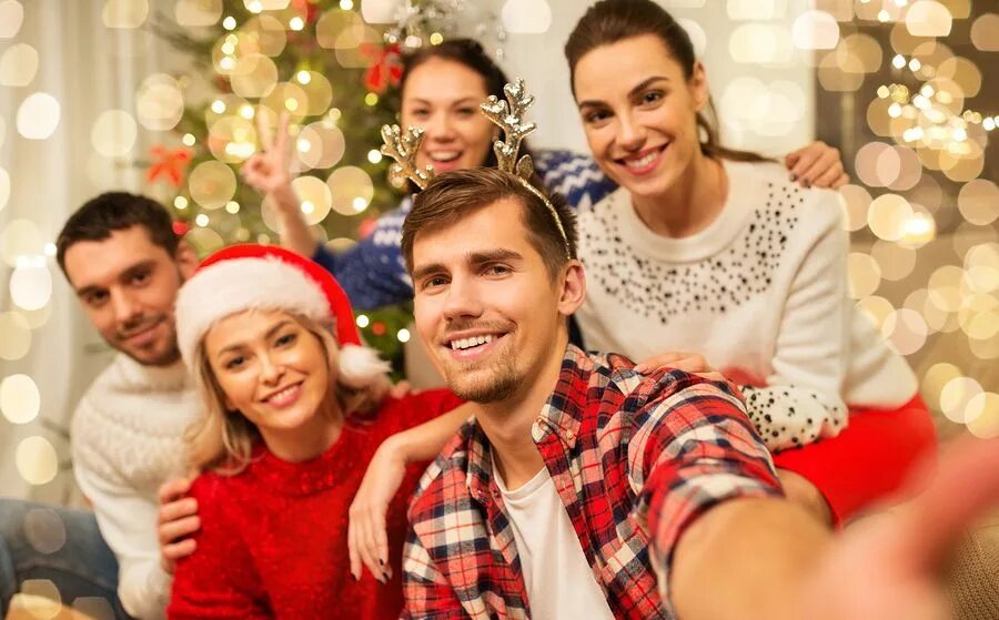 Девушка разворачивает подарок. We give presents to our friends christmas. Семья открывает подарки. Give presents to boys at christmas. Christmas mom.