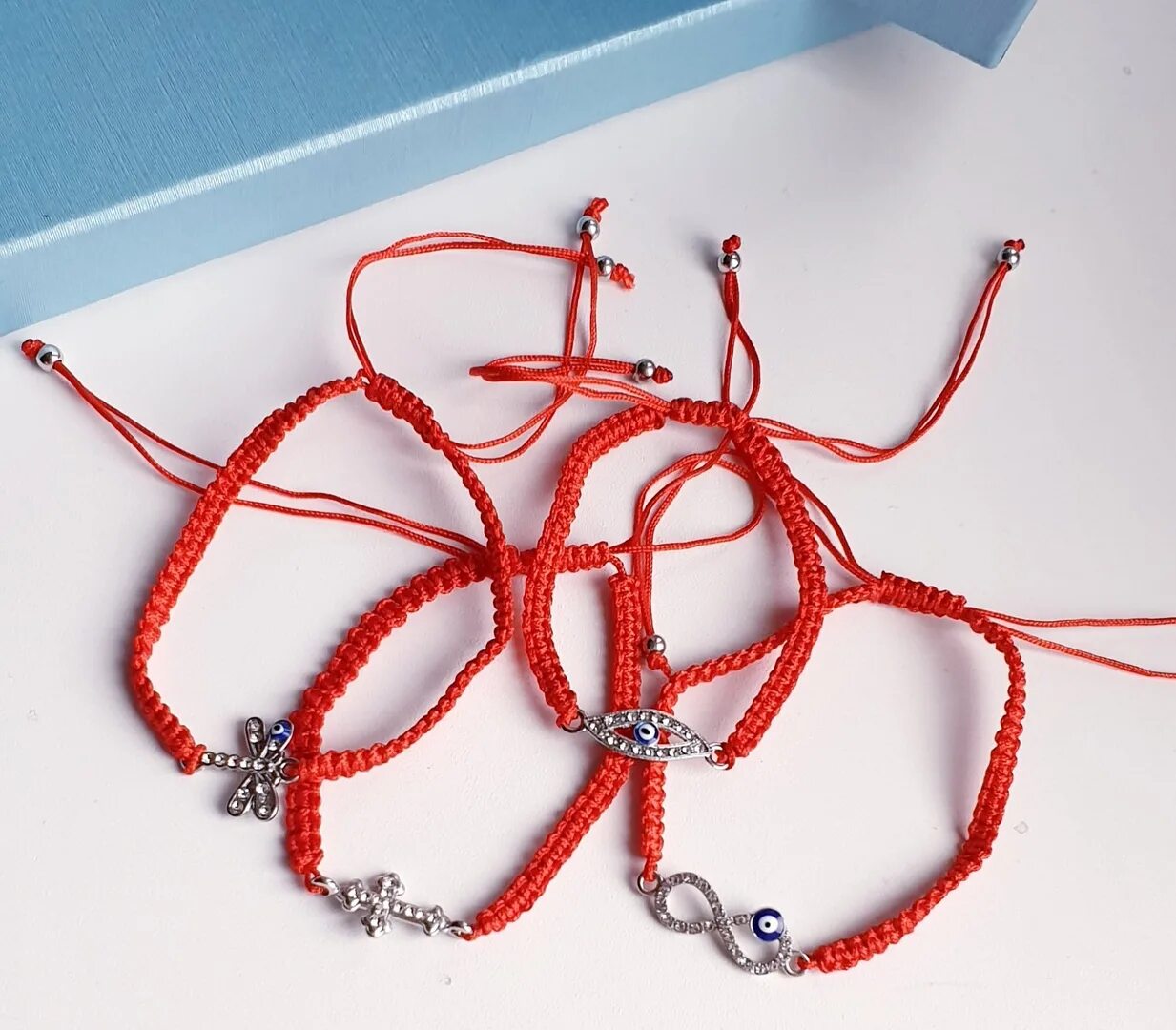 что делают с красными нитками. красная шерстяная нить. красный плетеный браслет. красная нитка из иерусалима. что делают с красными нитками.