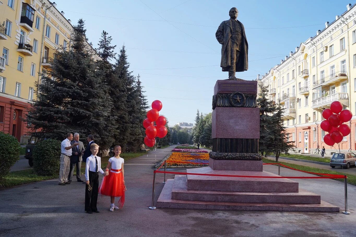 Улицы новокузнецка названные. Новокузнецк памятник Кирову. Сквер на Кирова Новокузнецк. Памятник Кирову в Кемерово. Киров памятник Кирову.