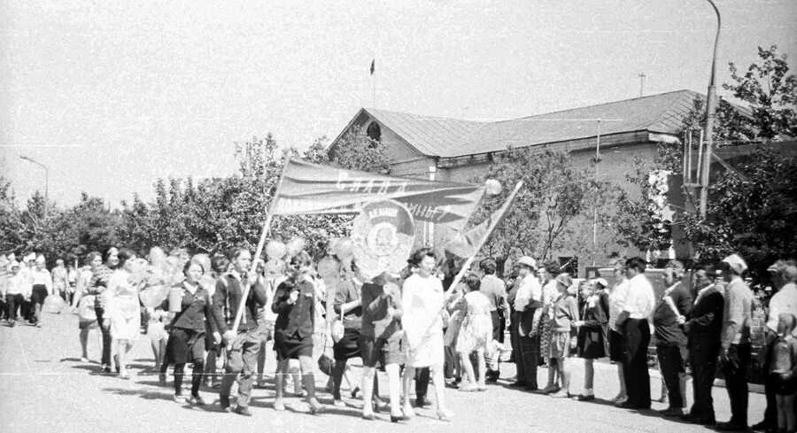 1 мая 1972 года. Старый город Елизово. Старинные фотографии города Елизово. Елизово старые фото. Старые фотографии Петропавловска-Камчатского.