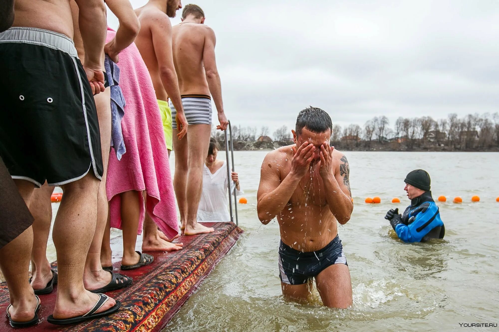 Крещенские купания парни. Места для купания в Краснодаре. В чем купаются мужчины. Парни купаются в одежде. Купание парня