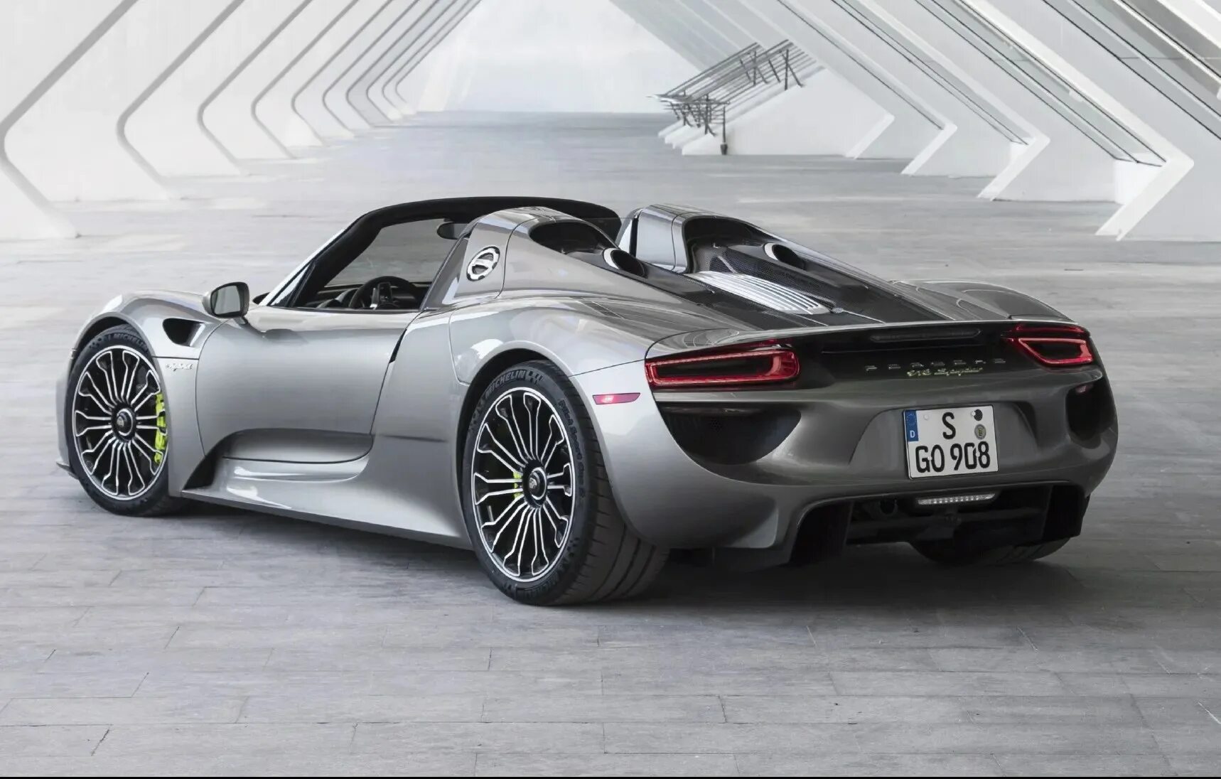 Porsche 918 цены. Порше 918 Spyder. Porsche 918 Spyder мотор. Порше Спайдер 918 2021. Порше Каррера 918.